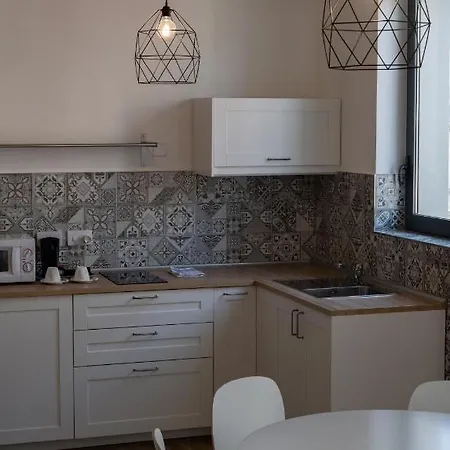 Chapter 5 מלון *