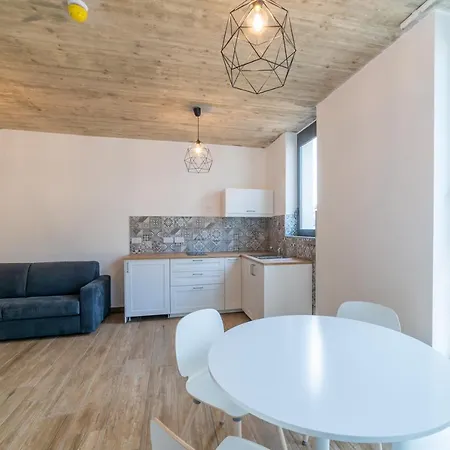 Chapter 5 מלון *